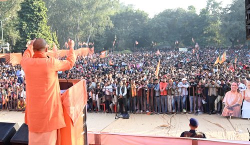 उत्तर प्रदेश के मुख्यमंत्री योगी आदित्यनाथ जी 28 जनवरी, 2025 को दिल्ली विधान सभा विकासपुरी में जनसभा को सम्बोधित करते हुए।