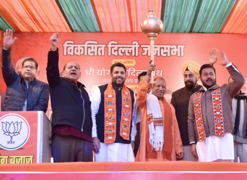 उत्तर प्रदेश के मुख्यमंत्री योगी आदित्यनाथ जी 28 जनवरी, 2025 को दिल्ली विधान सभा राजेंद्र नगर में जनसभा को सम्बोधित करते हुए।