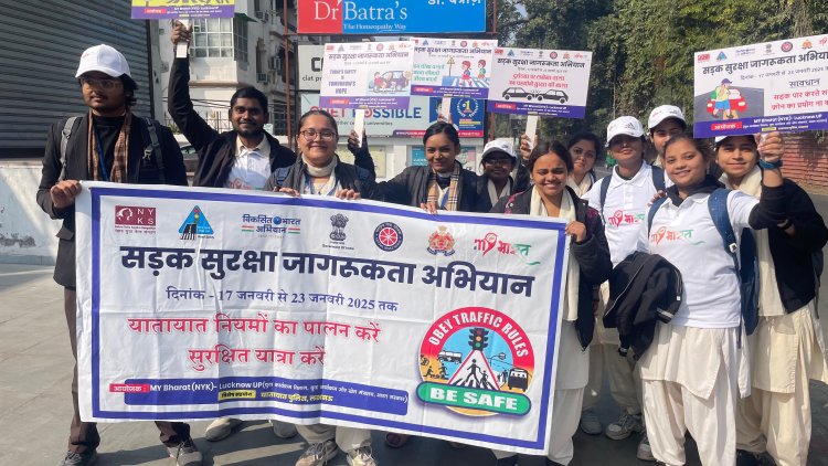 नेशनल पीजी कॉलेज के एन एस एस स्वयंसेवकों ने पुलिस के साथ मिलकर चलाया सड़क सुरक्षा जागरूकता अभियान