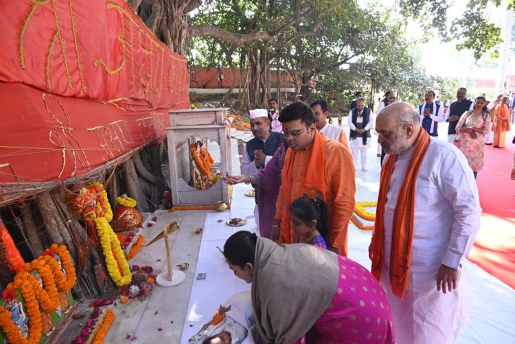 केन्द्रीय गृह एवं सहकारिता मंत्री और मुख्यमंत्री ने महाकुम्भनगर में साधु-संतों के साथ संगम में स्नान किया तथा पूजा-अर्चना की