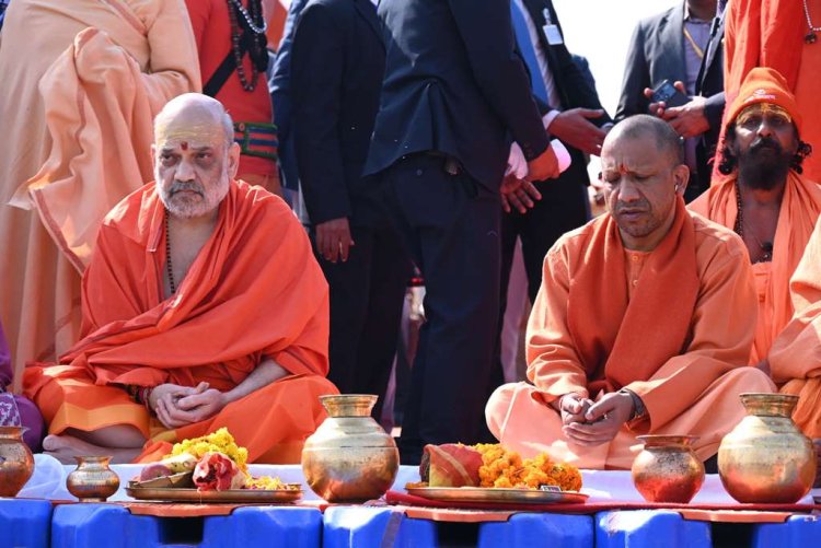 केन्द्रीय गृह एवं सहकारिता मंत्री और मुख्यमंत्री ने महाकुम्भनगर में साधु-संतों के साथ संगम में स्नान किया तथा पूजा-अर्चना की