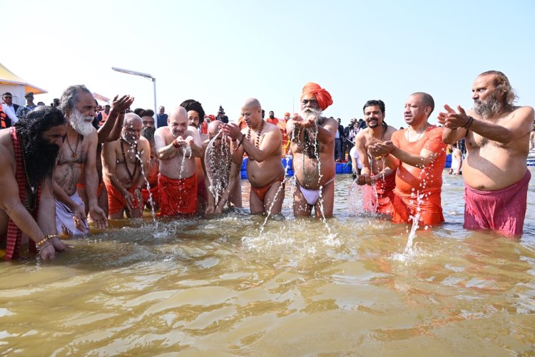 केन्द्रीय गृह एवं सहकारिता मंत्री और मुख्यमंत्री ने महाकुम्भनगर में साधु-संतों के साथ संगम में स्नान किया तथा पूजा-अर्चना की