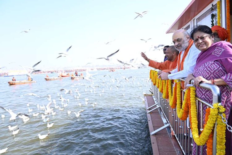 केन्द्रीय गृह एवं सहकारिता मंत्री और मुख्यमंत्री ने महाकुम्भनगर में साधु-संतों के साथ संगम में स्नान किया तथा पूजा-अर्चना की