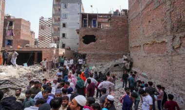 दिल्ली मुस्तफाबाद हादसा: ढही इमारत में 11 की मौत, चौथी मंज़िल की महिला ने बचाया परिवार, बाद में हुई मौत