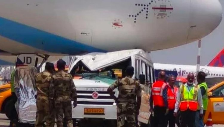 बेंगलुरु एयरपोर्ट पर इंडिगो विमान से टकराया टेंपो ट्रैवलर, चालक घायल