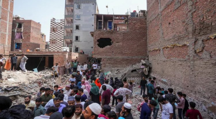दिल्ली मुस्तफाबाद हादसा: ढही इमारत में 11 की मौत, चौथी मंज़िल की महिला ने बचाया परिवार, बाद में हुई मौत