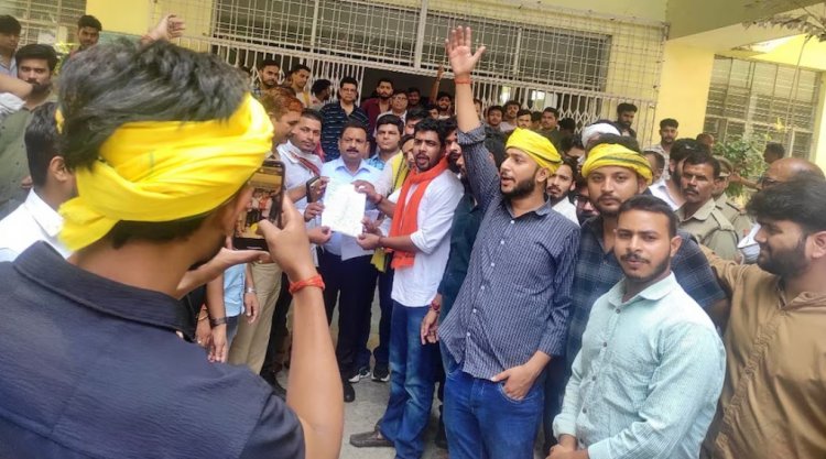 पहलगाम हमले पर लखनऊ यूनिवर्सिटी के प्रोफेसर का विवादित बयान, छात्रों का विरोध, नोटिस जारी