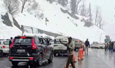 हिमाचल में भारी बर्फबारी, अटल टनल के पास सैकड़ों वाहन फंसे