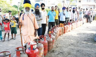रसोई गैस संकट से जूझ रहे भारतीय परिवार, बढ़ती कीमतों ने बढ़ाई चिंता
