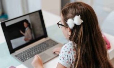 Work From Home और स्क्रीन टाइम से बिगड़ रही लाइफस्टाइल, युवाओं में बढ़ रही नई हेल्थ समस्याएं