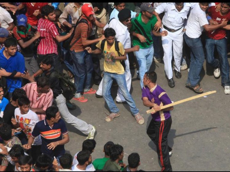 इकाना स्टेडियम में फैंस के बीच हिंसक झड़प, मैच के दौरान चले लात-घूंस
