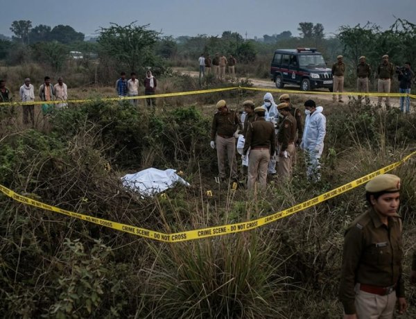 बाराबंकी में झाड़ियों में मिला युवती का शव, दुष्कर्म के बाद हत्या की आशंका, जांच में जुटी पुलिस