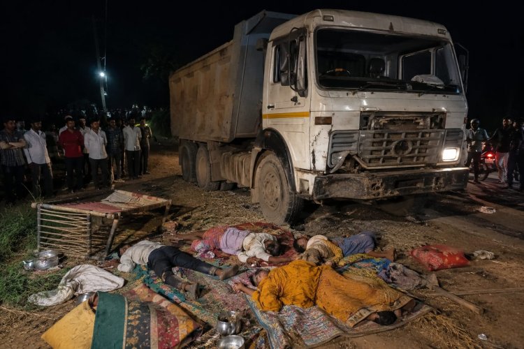 बाराबंकी में दर्दनाक हादसा: बिजली कटौती के कारण बाहर सो रहे परिवार को डंपर ने कुचला, 4 लोगों की मौत