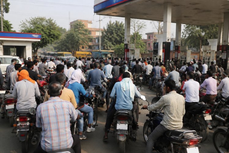 यूपी के सात जिलों में पेट्रोल संकट से हड़कंप...