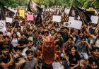 जंतर-मंतर पर कॉकरोच जनता पार्टी का प्रदर्शन, शिक्षा सुधार और जवाबदेही की मांग हुई तेज