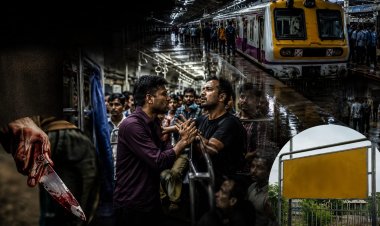 मुंबई लोकल ट्रेन में खौफनाक वारदात: दरवाजा बंद करने के विवाद में युवक की चाकू मारकर हत्या, आरोपी फरार