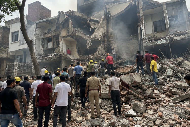 दिल्ली में सिलेंडर धमाके के बाद मलबे के ढेर में तब्दील हुई इमारत, छह लोग गंभीर रूप से घायल
