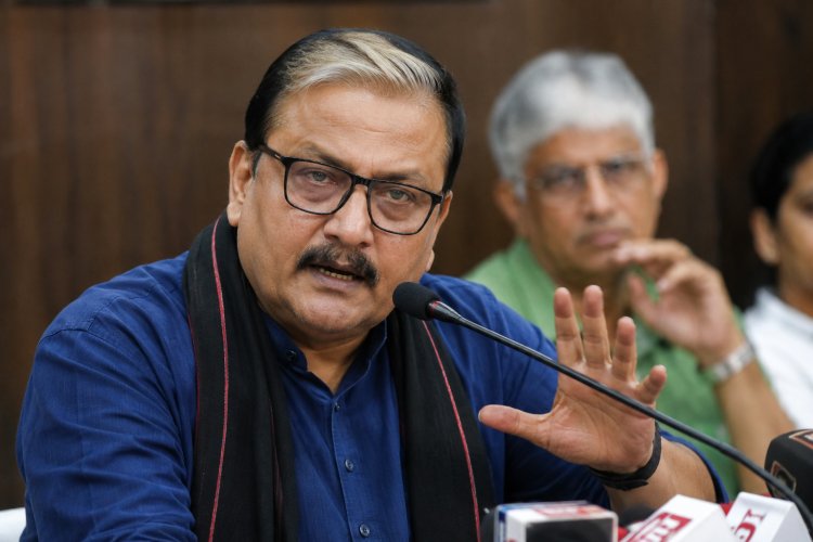 कॉकरोच पार्टी विवाद से दूरी बनाते दिखे मनोज झा, बोले- सिर्फ स्थान दिलाने के लिए लिखा था पत्र
