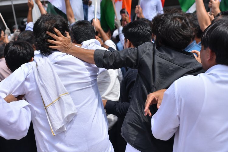कॉकरोच पार्टी संस्थापक पर हमला बना चर्चा का विषय