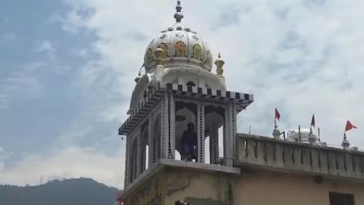 सीएम मान ने धामी से की बात, दो निहंग छत से नीचे उतरे