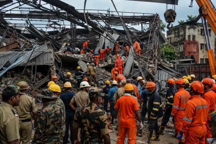कोलकाता में बड़ा हादसा: निर्माणाधीन गोदाम की छत गिरी, दर्जनों मजदूर मलबे में दबे