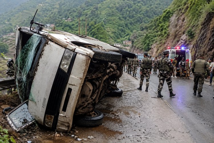 कटरा में बड़ा हादसा! 9 जवान समेत 10 घायल..