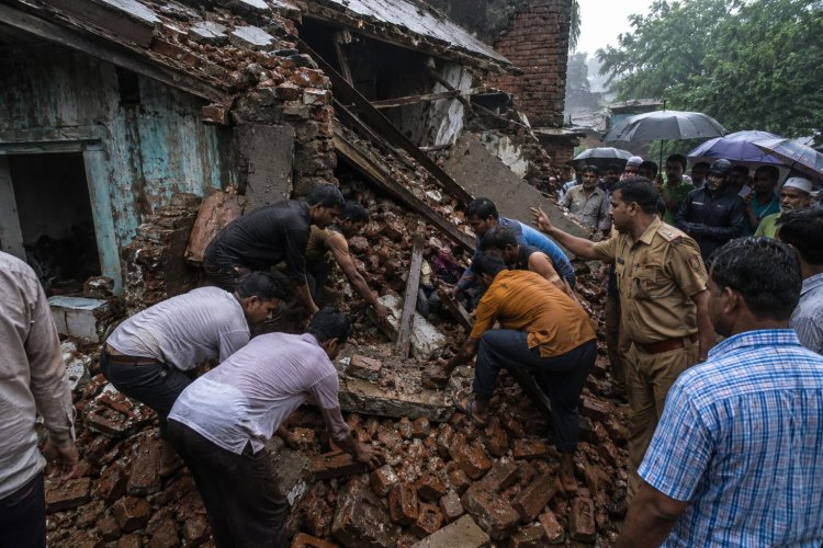 बारिश बनी काल! छत गिरी, पिता की मौत