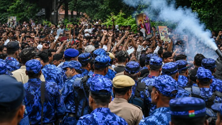 संसद मार्च में बवाल, आंसू गैस छोड़ी गई