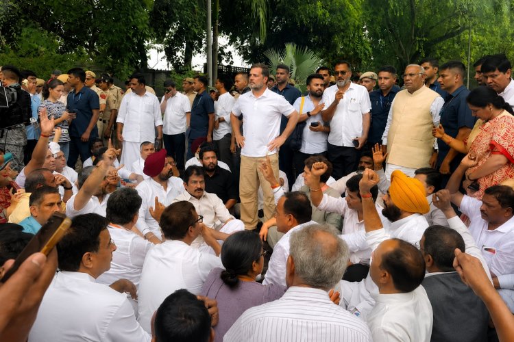 राहुल-प्रियंका ने घेरा केंद्र, मांगा इस्तीफा